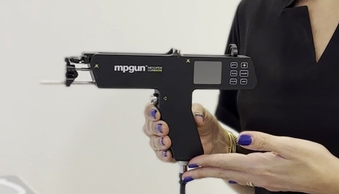 Medical practitioner holding a PRP mesotherapy injection gun used for non-surgical hair loss treatment